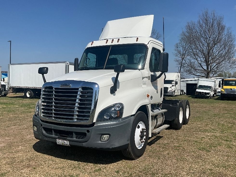 Day Cab Tractor-Heavy Duty Tractors-Freightliner-2019-Cascadia 12564ST-Springfield-MO-163,817\n\t\tmiles-$ 44,750 - Image 3