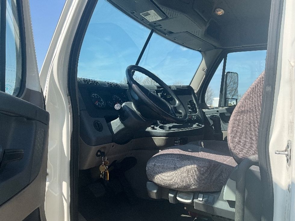 Day Cab Tractor-Heavy Duty Tractors-Freightliner-2019-Cascadia 12564ST-Springfield-MO-163,817\n\t\tmiles-$ 44,750 - Image 8