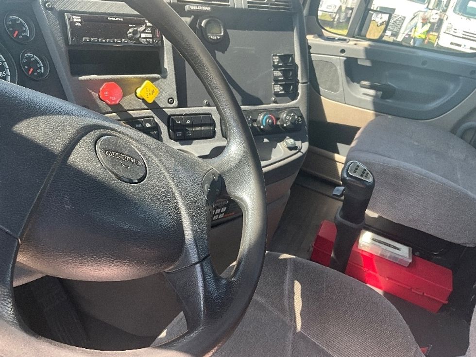 Day Cab Tractor-Heavy Duty Tractors-Freightliner-2019-Cascadia 12564ST-Springfield-MO-163,817\n\t\tmiles-$ 44,750 - Image 9