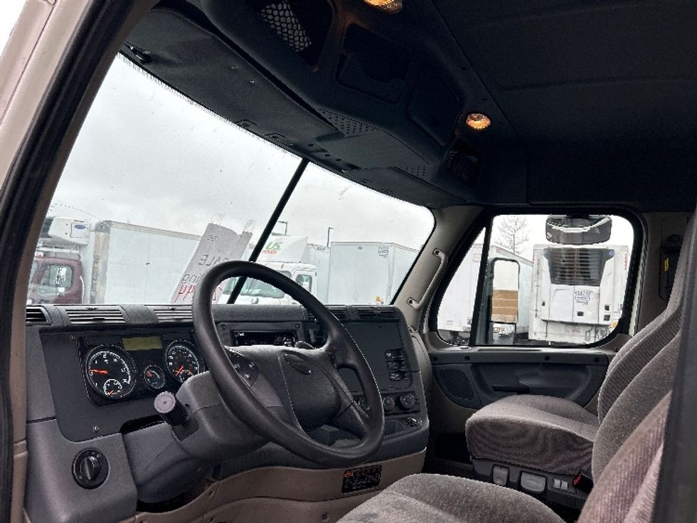 2019 Freightliner Cascadia 125" Sleeper Cab photo 10