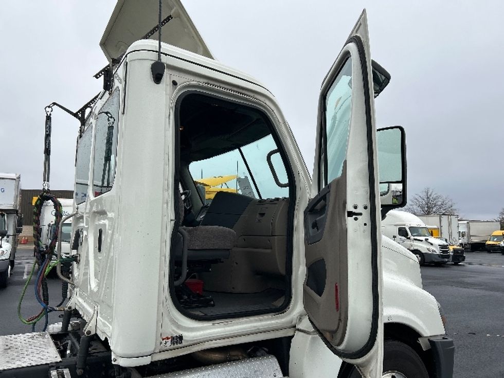 2019 Freightliner Cascadia 125" Sleeper Cab photo 12