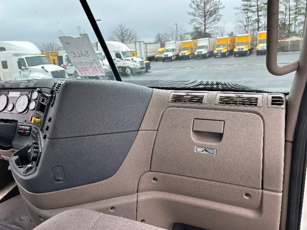 2019 Freightliner Cascadia 125" Sleeper Cab photo 13