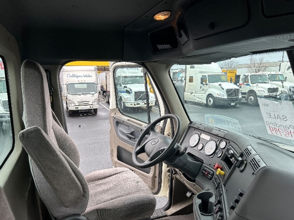 2019 Freightliner Cascadia 125" Sleeper Cab photo 14