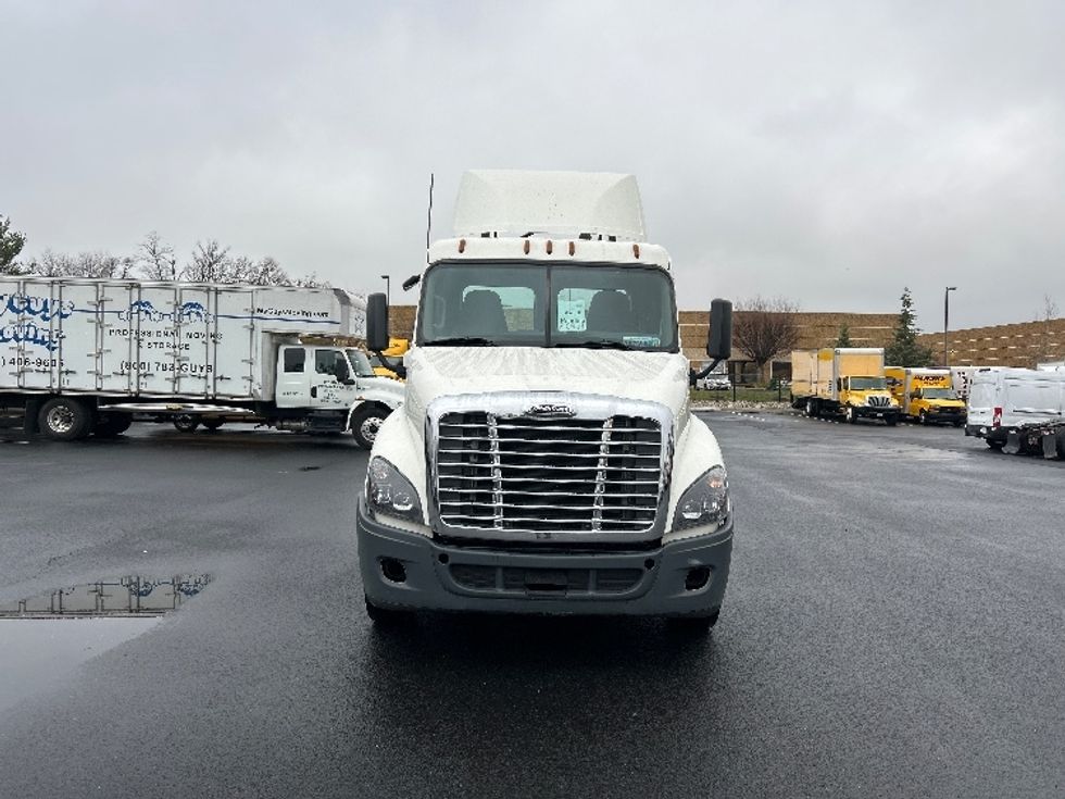 2019 Freightliner Cascadia 125" Sleeper Cab photo 2