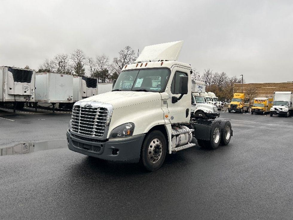 2019 Freightliner Cascadia 125" Sleeper Cab photo 3