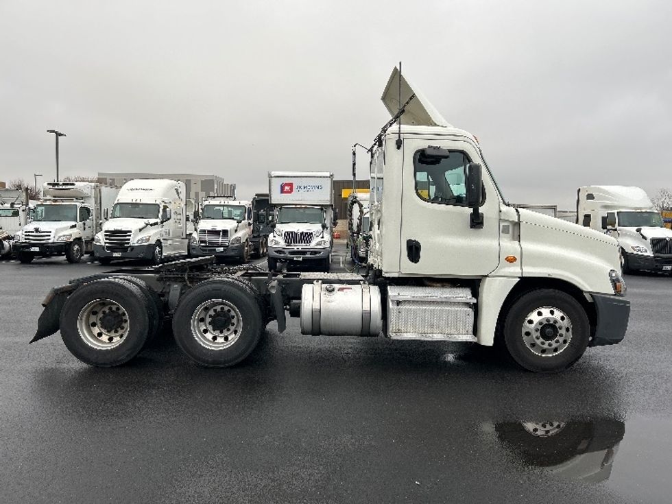2019 Freightliner Cascadia 125" Sleeper Cab photo 8