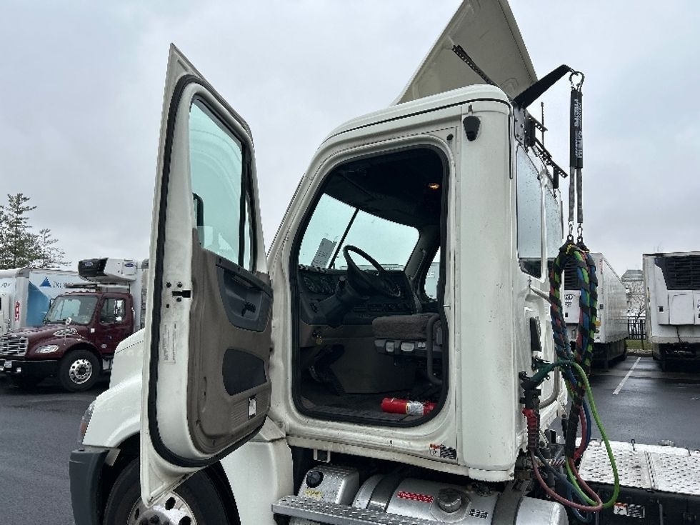 2019 Freightliner Cascadia 125" Sleeper Cab photo 9