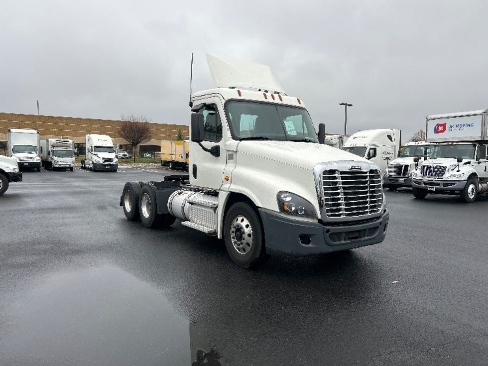 Day Cab Tractor-Heavy Duty Tractors-Freightliner-2019-Cascadia 12564ST-Sterling-VA-286,101\n\t\tmiles-$ 37,250 - Image 1
