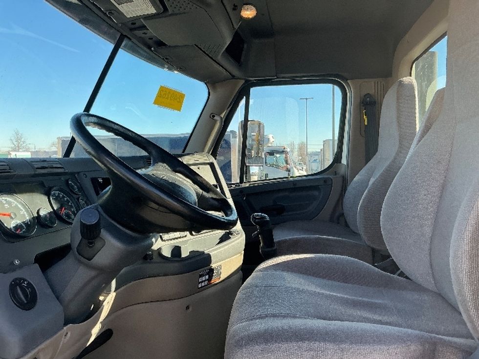 Day Cab Tractor-Heavy Duty Tractors-Freightliner-2019-Cascadia 12564ST-Sturtevant-WI-170,093\n\t\tmiles-$ 59,000 - Image 10