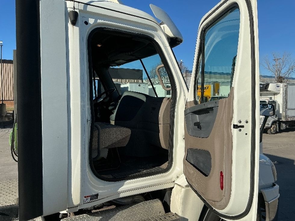 Day Cab Tractor-Heavy Duty Tractors-Freightliner-2019-Cascadia 12564ST-Sturtevant-WI-170,093\n\t\tmiles-$ 59,000 - Image 12