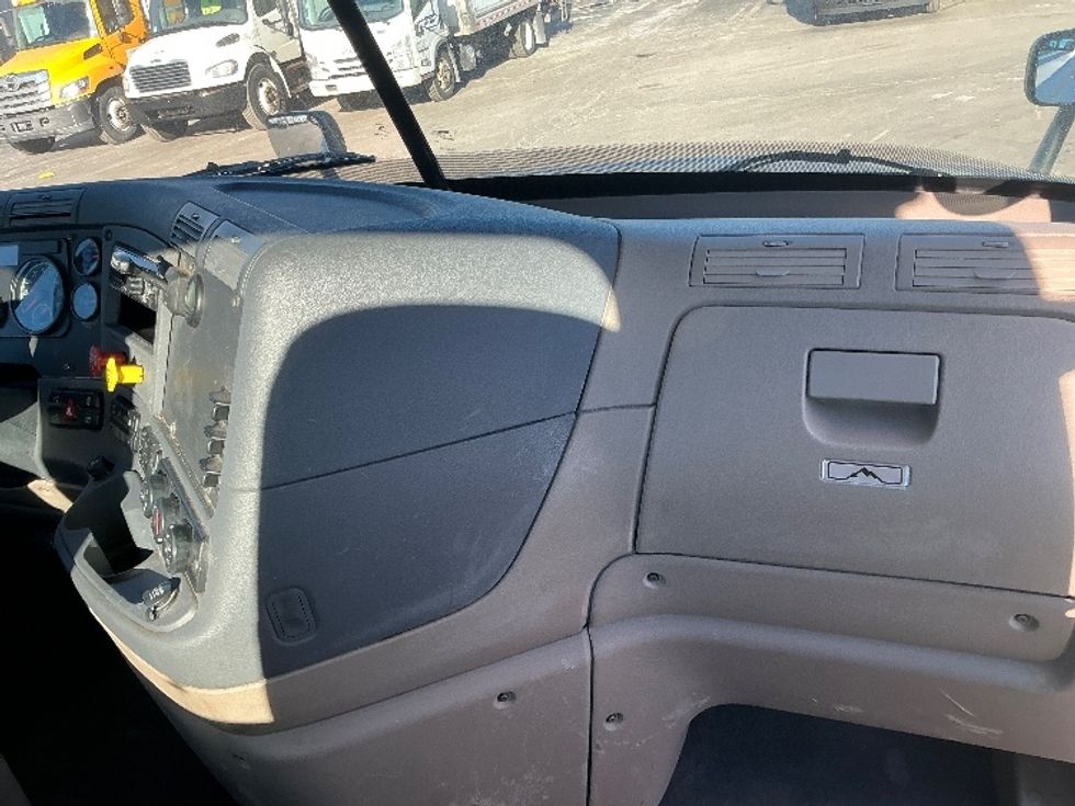 Day Cab Tractor-Heavy Duty Tractors-Freightliner-2019-Cascadia 12564ST-Sturtevant-WI-170,093\n\t\tmiles-$ 59,000 - Image 13