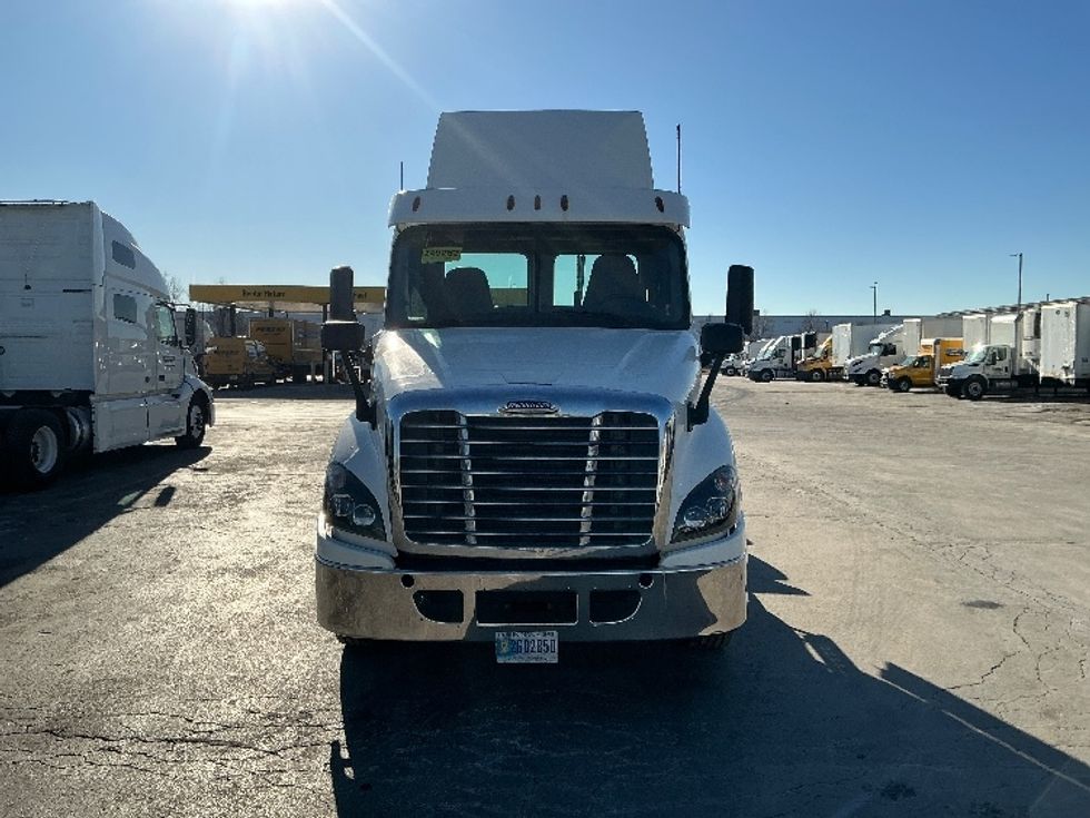 Day Cab Tractor-Heavy Duty Tractors-Freightliner-2019-Cascadia 12564ST-Sturtevant-WI-170,093\n\t\tmiles-$ 59,000 - Image 2
