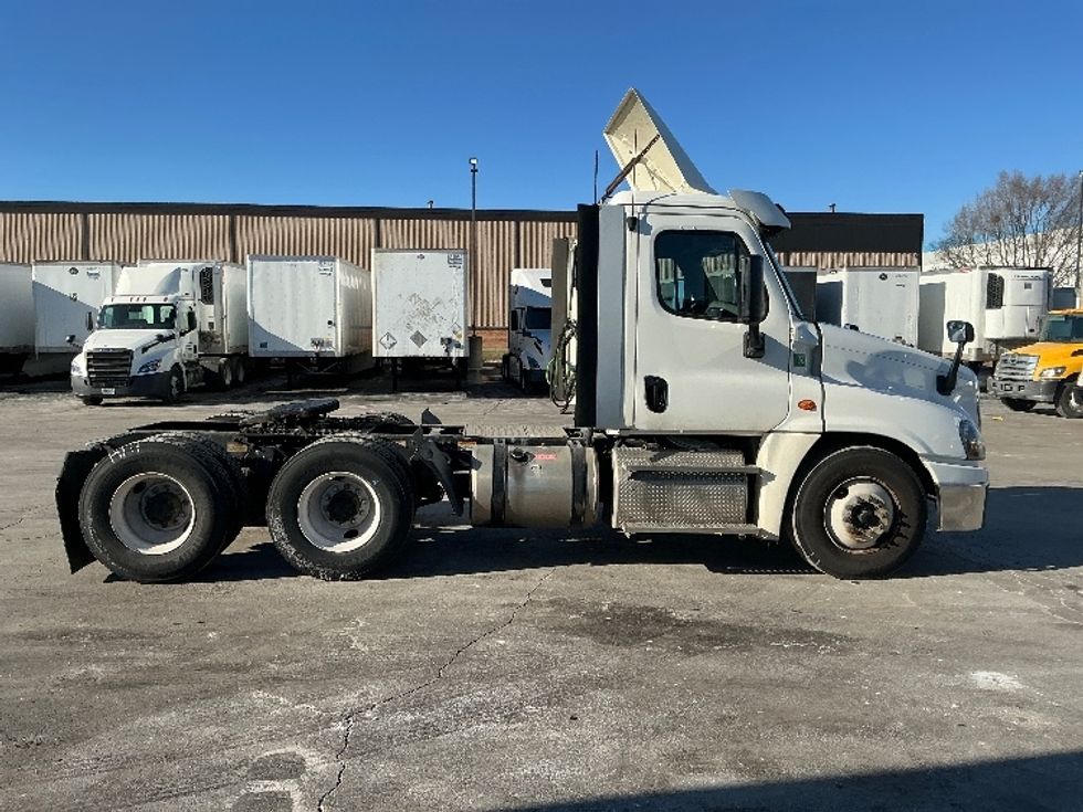 Day Cab Tractor-Heavy Duty Tractors-Freightliner-2019-Cascadia 12564ST-Sturtevant-WI-170,093\n\t\tmiles-$ 59,000 - Image 8
