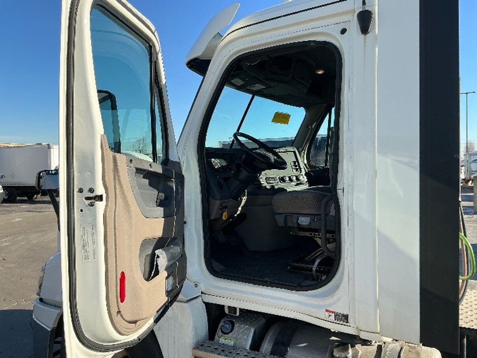 Day Cab Tractor-Heavy Duty Tractors-Freightliner-2019-Cascadia 12564ST-Sturtevant-WI-170,093\n\t\tmiles-$ 59,000 - Image 9