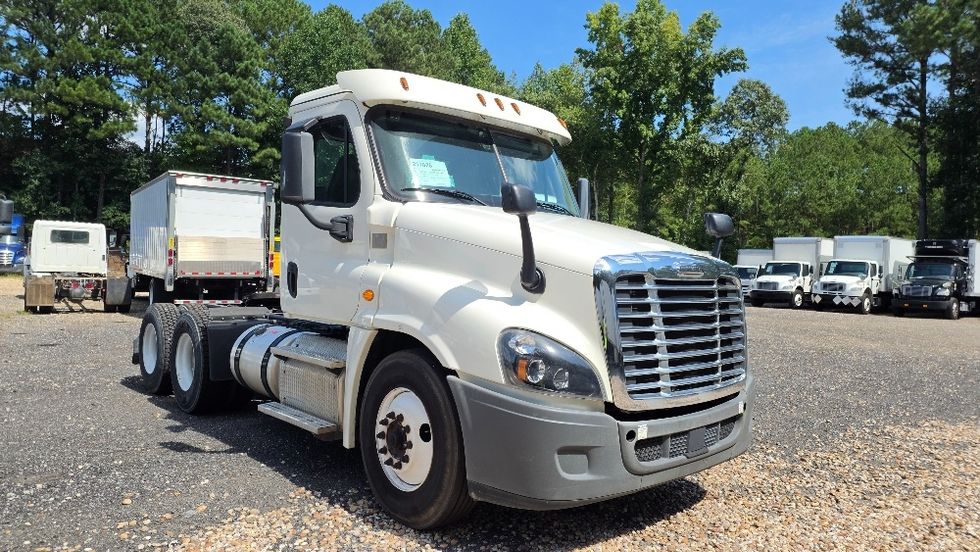 Day Cab Tractor-Heavy Duty Tractors-Freightliner-2019-Cascadia 12564ST-Suwanee-GA-359,720\n\t\tmiles-$ 43,500 - Image 1