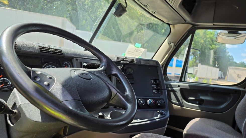 Day Cab Tractor-Heavy Duty Tractors-Freightliner-2019-Cascadia 12564ST-Suwanee-GA-359,720\n\t\tmiles-$ 43,500 - Image 10