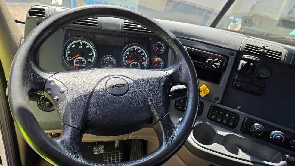 Day Cab Tractor-Heavy Duty Tractors-Freightliner-2019-Cascadia 12564ST-Suwanee-GA-359,720\n\t\tmiles-$ 43,500 - Image 11