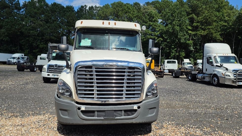 Day Cab Tractor-Heavy Duty Tractors-Freightliner-2019-Cascadia 12564ST-Suwanee-GA-359,720\n\t\tmiles-$ 43,500 - Image 2