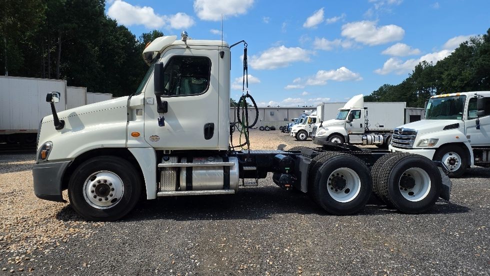 Day Cab Tractor-Heavy Duty Tractors-Freightliner-2019-Cascadia 12564ST-Suwanee-GA-359,720\n\t\tmiles-$ 43,500 - Image 4