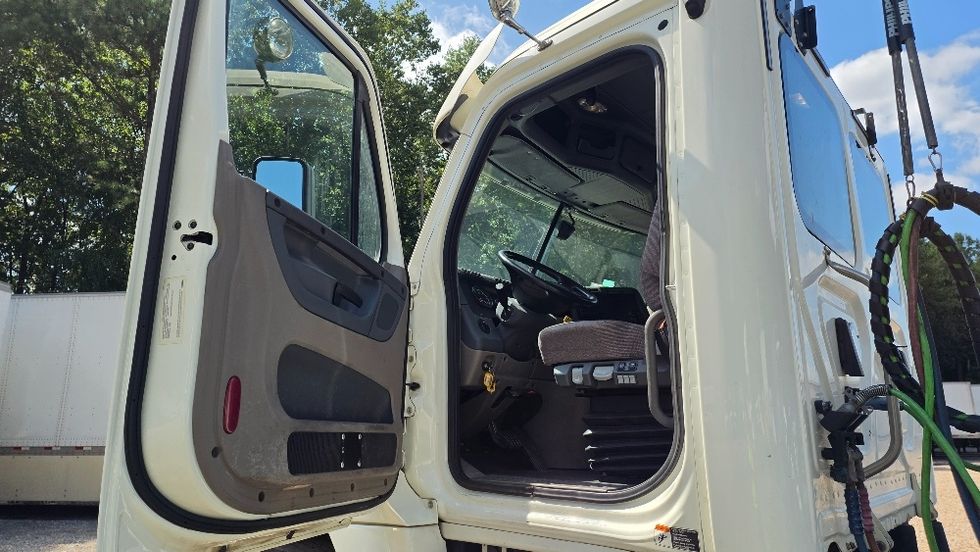 Day Cab Tractor-Heavy Duty Tractors-Freightliner-2019-Cascadia 12564ST-Suwanee-GA-359,720\n\t\tmiles-$ 43,500 - Image 9