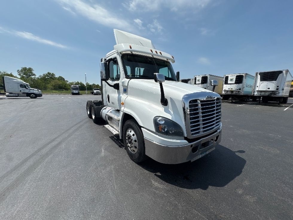 Day Cab Tractor-Heavy Duty Tractors-Freightliner-2019-Cascadia 12564ST-Swedesboro-NJ-357,120\n\t\tmiles-$ 42,750 - Image 1