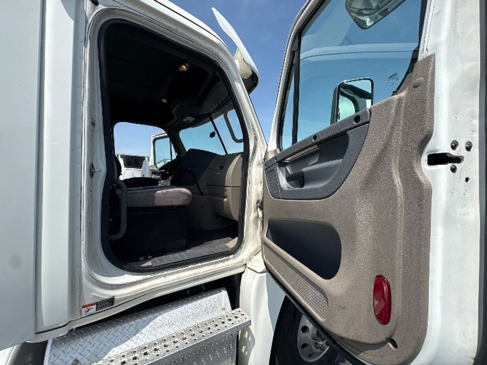 Day Cab Tractor-Heavy Duty Tractors-Freightliner-2019-Cascadia 12564ST-Swedesboro-NJ-357,120\n\t\tmiles-$ 42,750 - Image 12