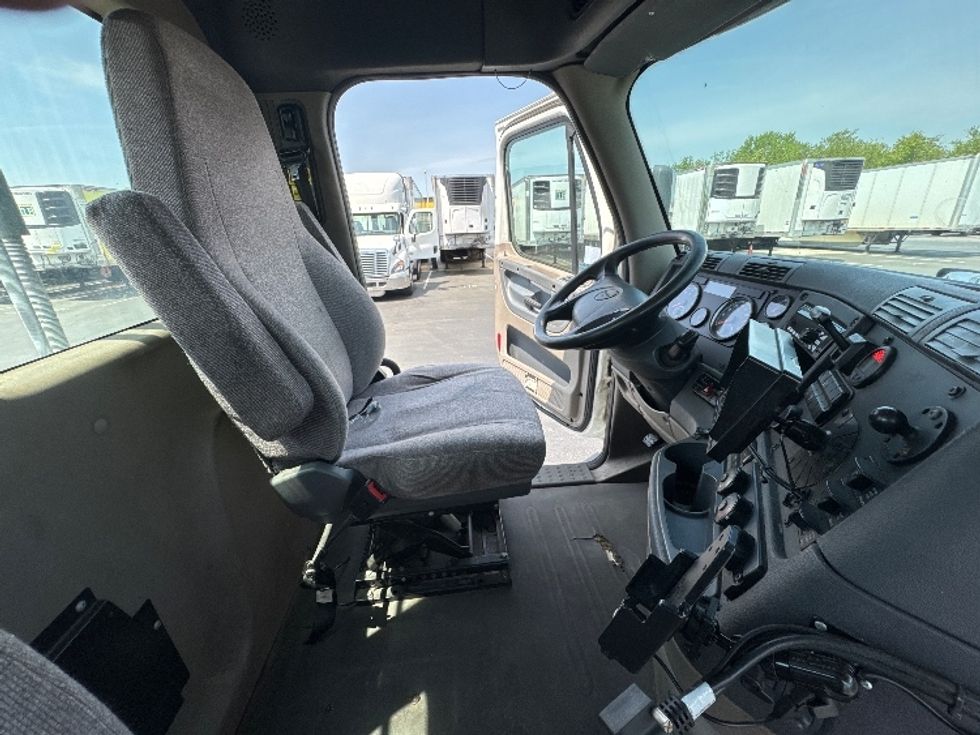 Day Cab Tractor-Heavy Duty Tractors-Freightliner-2019-Cascadia 12564ST-Swedesboro-NJ-357,120\n\t\tmiles-$ 42,750 - Image 14