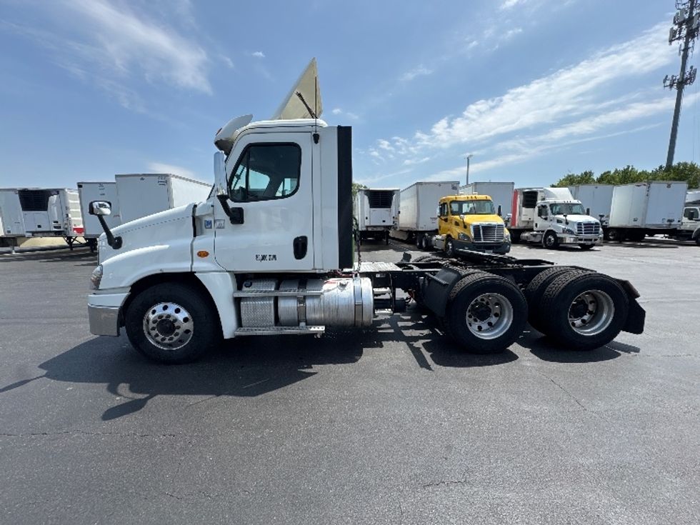 Day Cab Tractor-Heavy Duty Tractors-Freightliner-2019-Cascadia 12564ST-Swedesboro-NJ-357,120\n\t\tmiles-$ 42,750 - Image 4