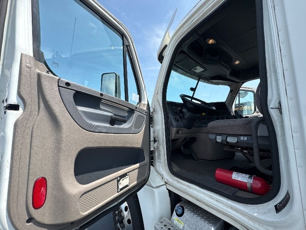 Day Cab Tractor-Heavy Duty Tractors-Freightliner-2019-Cascadia 12564ST-Swedesboro-NJ-357,120\n\t\tmiles-$ 42,750 - Image 9