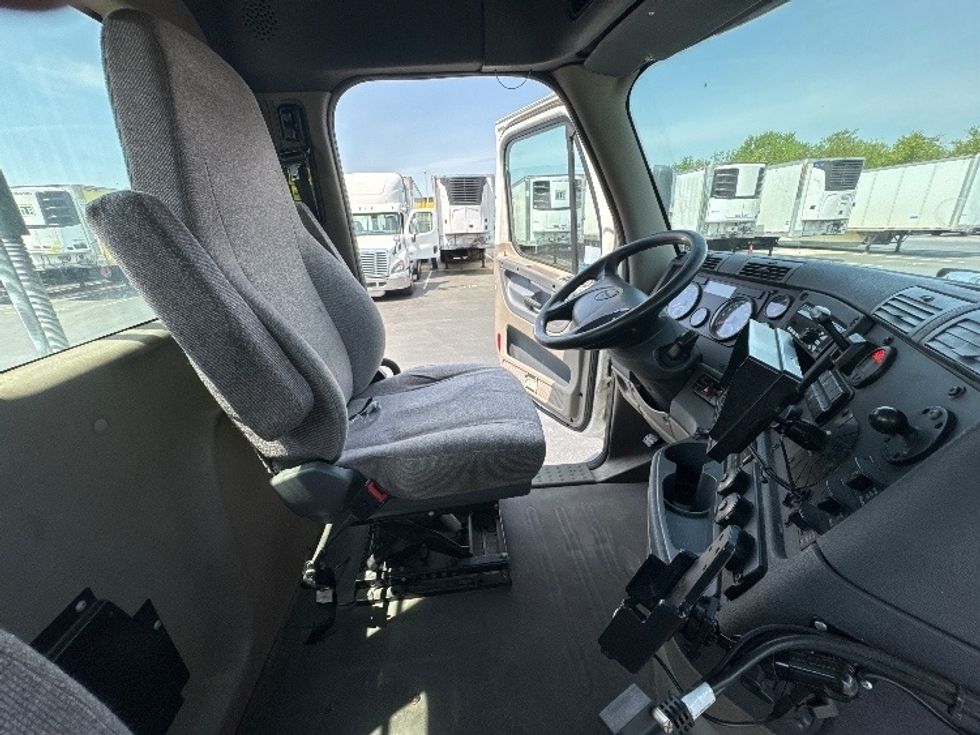 Day Cab Tractor-Heavy Duty Tractors-Freightliner-2019-Cascadia 12564ST-Swedesboro-NJ-360,742\n\t\tmiles-$ 34,000 - Image 14
