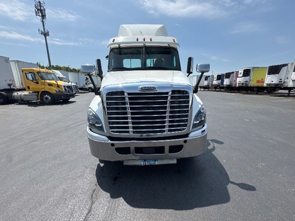 Day Cab Tractor-Heavy Duty Tractors-Freightliner-2019-Cascadia 12564ST-Swedesboro-NJ-360,742\n\t\tmiles-$ 34,000 - Image 2
