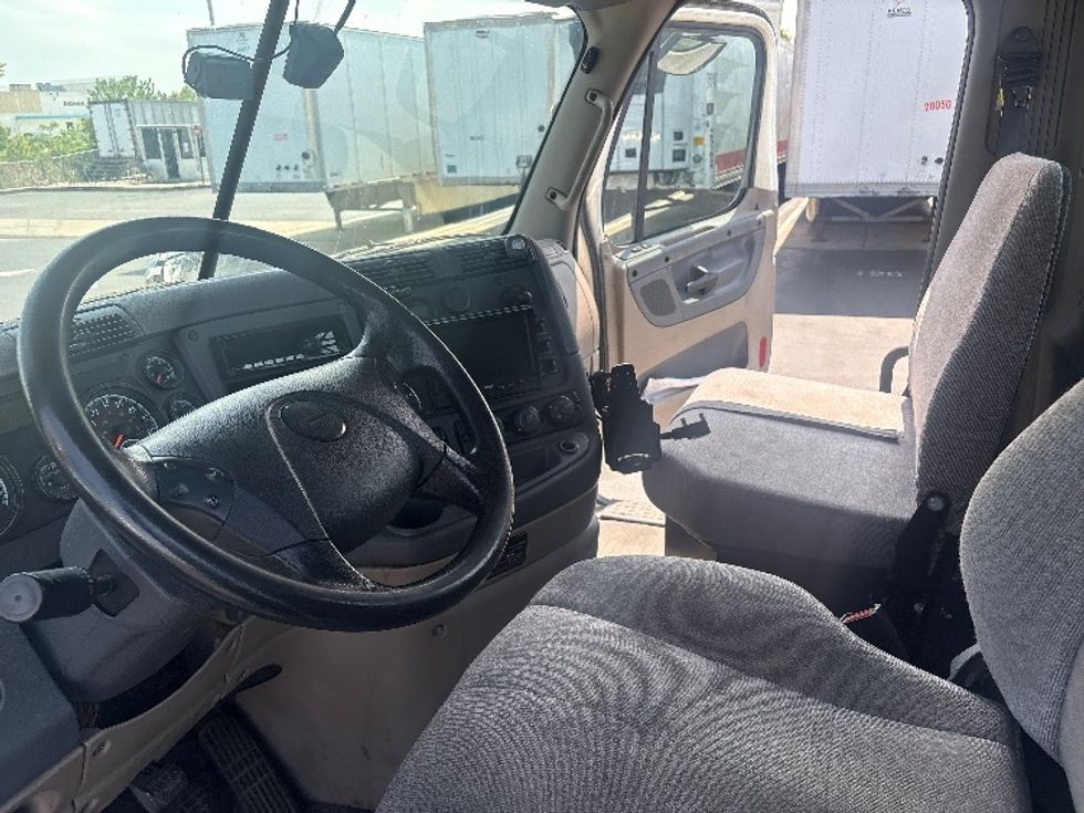 Day Cab Tractor-Heavy Duty Tractors-Freightliner-2019-Cascadia 12564ST-Swedesboro-NJ-392,773\n\t\tmiles-$ 41,000 - Image 10
