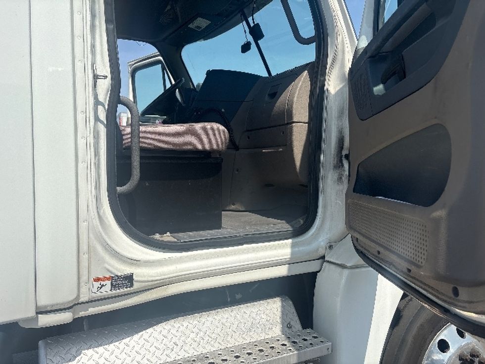Day Cab Tractor-Heavy Duty Tractors-Freightliner-2019-Cascadia 12564ST-Swedesboro-NJ-392,773\n\t\tmiles-$ 41,000 - Image 12