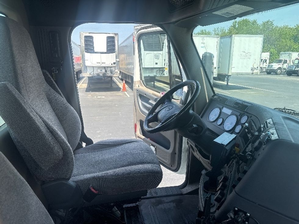 Day Cab Tractor-Heavy Duty Tractors-Freightliner-2019-Cascadia 12564ST-Swedesboro-NJ-392,773\n\t\tmiles-$ 41,000 - Image 14