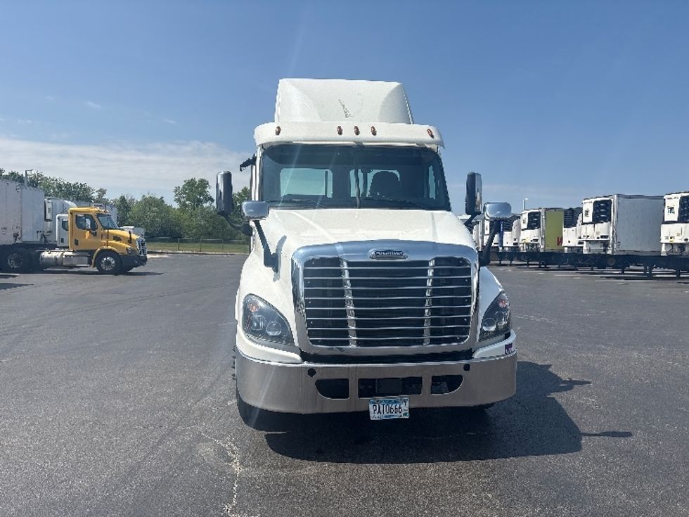 Day Cab Tractor-Heavy Duty Tractors-Freightliner-2019-Cascadia 12564ST-Swedesboro-NJ-392,773\n\t\tmiles-$ 41,000 - Image 2