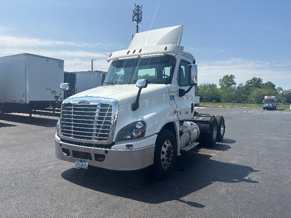 Day Cab Tractor-Heavy Duty Tractors-Freightliner-2019-Cascadia 12564ST-Swedesboro-NJ-392,773\n\t\tmiles-$ 41,000 - Image 3