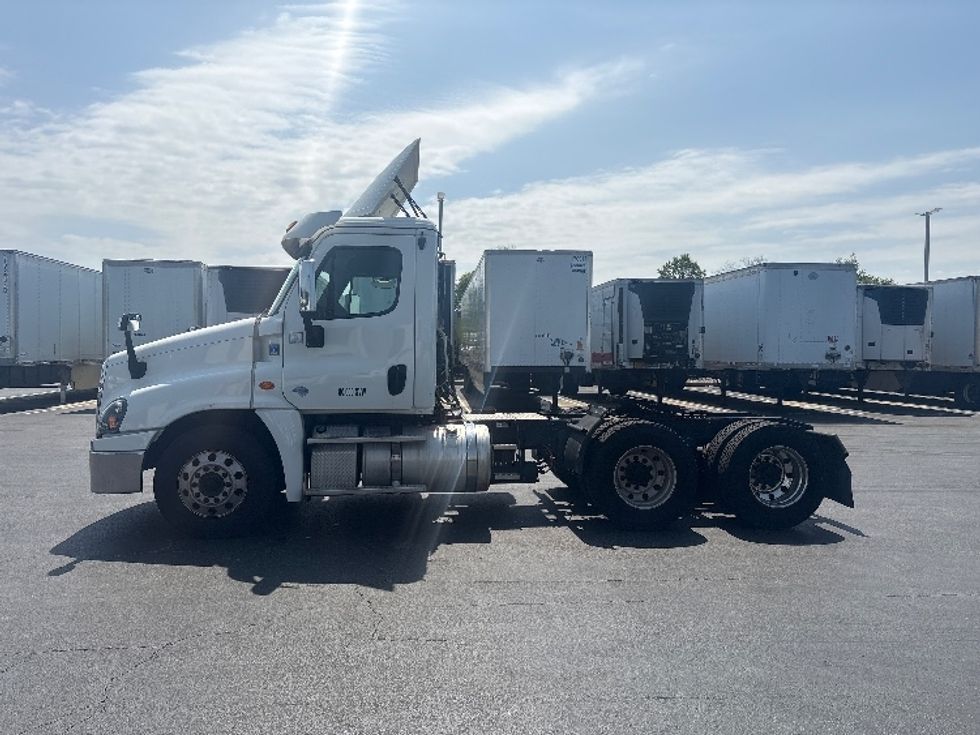 Day Cab Tractor-Heavy Duty Tractors-Freightliner-2019-Cascadia 12564ST-Swedesboro-NJ-392,773\n\t\tmiles-$ 41,000 - Image 4