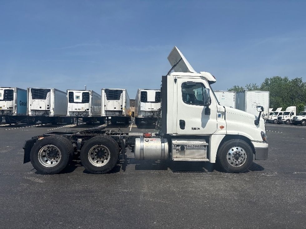 Day Cab Tractor-Heavy Duty Tractors-Freightliner-2019-Cascadia 12564ST-Swedesboro-NJ-392,773\n\t\tmiles-$ 41,000 - Image 8