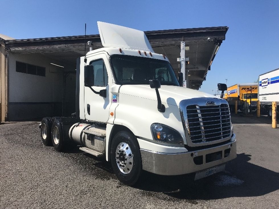 Day Cab Tractor-Heavy Duty Tractors-Freightliner-2019-Cascadia 12564ST-Tacoma-WA-530,569\n\t\tmiles-$ 36,000 - Image 1