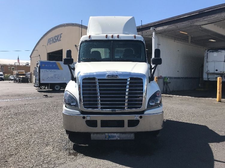 2019 Freightliner Cascadia 125" Sleeper Cab photo 2
