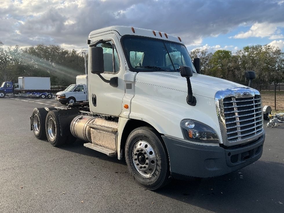 Day Cab Tractor-Heavy Duty Tractors-Freightliner-2019-Cascadia 12564ST-Tampa-FL-244,465\n\t\tmiles-$ 47,500 - Image 1