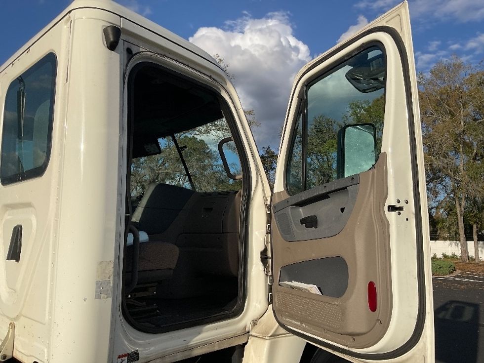 Day Cab Tractor-Heavy Duty Tractors-Freightliner-2019-Cascadia 12564ST-Tampa-FL-244,465\n\t\tmiles-$ 47,500 - Image 12