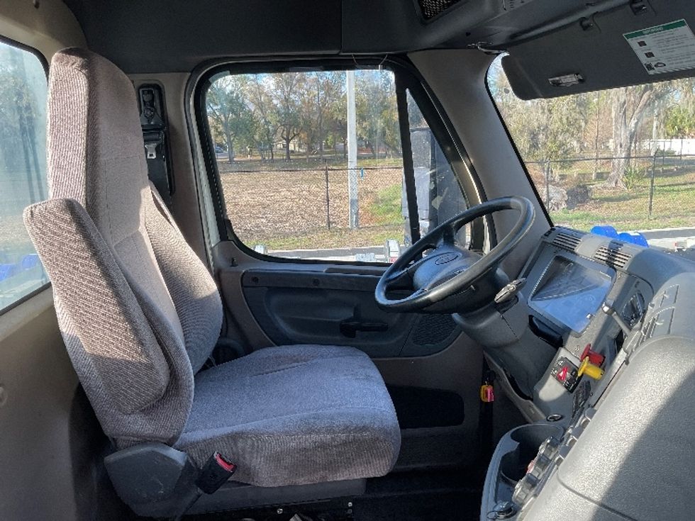 Day Cab Tractor-Heavy Duty Tractors-Freightliner-2019-Cascadia 12564ST-Tampa-FL-244,465\n\t\tmiles-$ 47,500 - Image 14