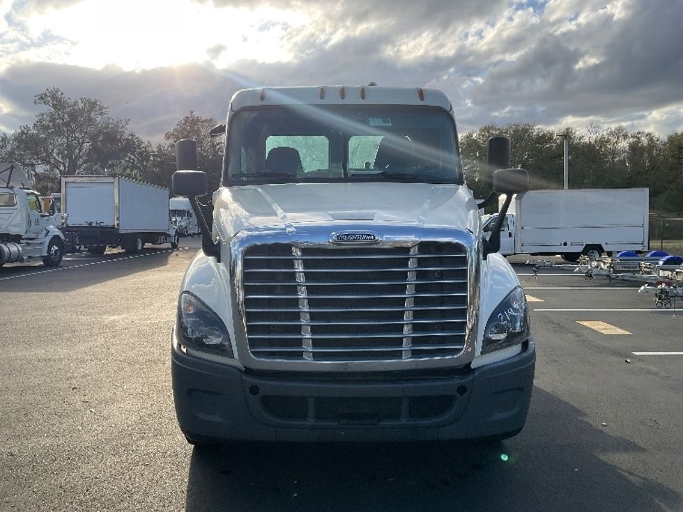 Day Cab Tractor-Heavy Duty Tractors-Freightliner-2019-Cascadia 12564ST-Tampa-FL-244,465\n\t\tmiles-$ 47,500 - Image 2