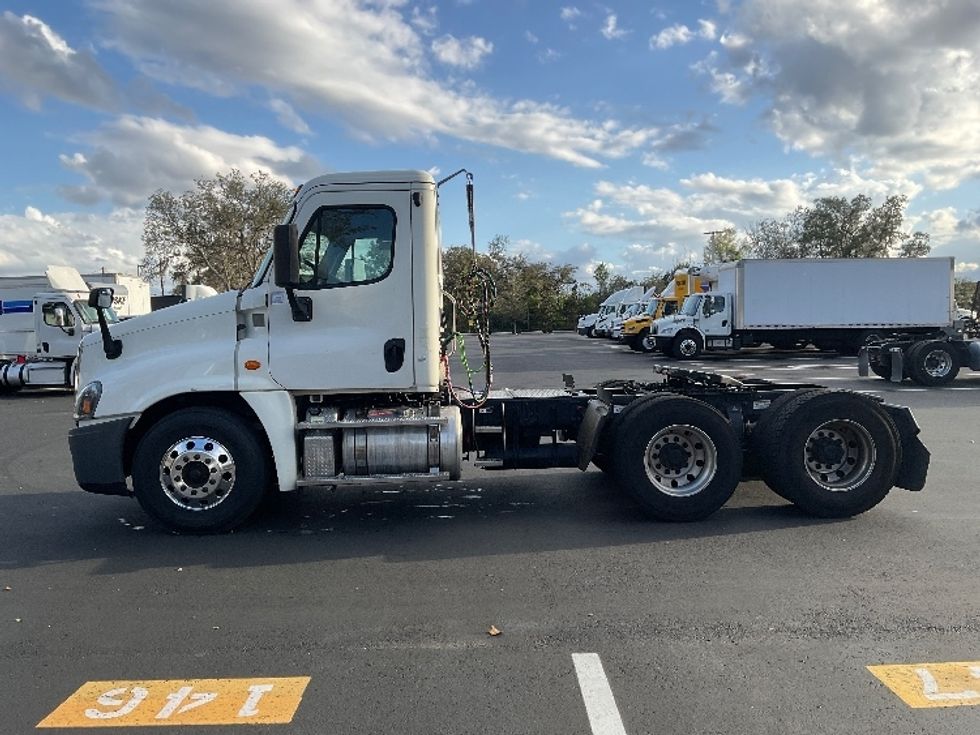 Day Cab Tractor-Heavy Duty Tractors-Freightliner-2019-Cascadia 12564ST-Tampa-FL-244,465\n\t\tmiles-$ 47,500 - Image 4