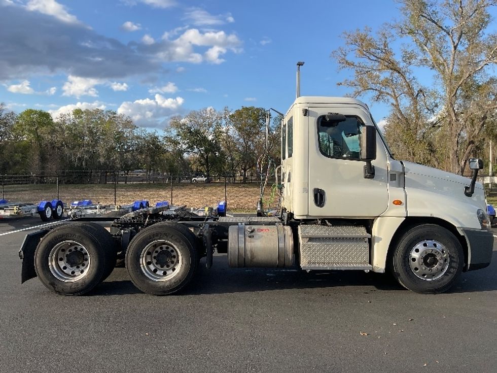 Day Cab Tractor-Heavy Duty Tractors-Freightliner-2019-Cascadia 12564ST-Tampa-FL-244,465\n\t\tmiles-$ 47,500 - Image 8