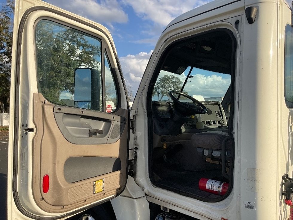 Day Cab Tractor-Heavy Duty Tractors-Freightliner-2019-Cascadia 12564ST-Tampa-FL-244,465\n\t\tmiles-$ 47,500 - Image 9