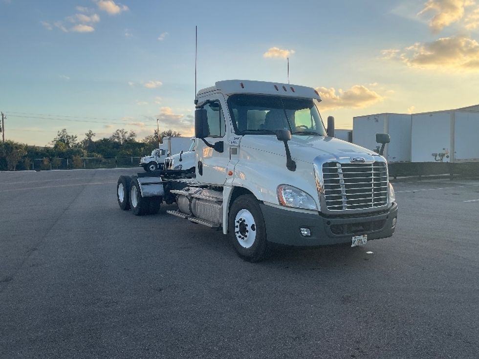 Day Cab Tractor-Heavy Duty Tractors-Freightliner-2019-Cascadia 12564ST-Tampa-FL-349,235\n\t\tmiles-$ 38,250 - Image 1