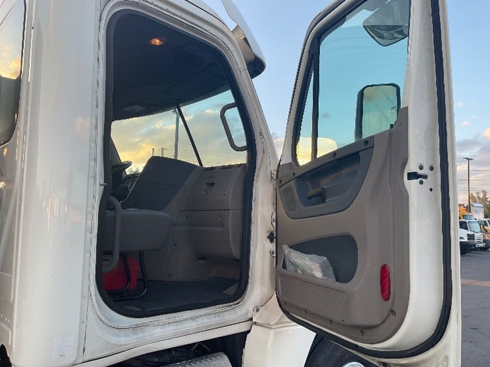 Day Cab Tractor-Heavy Duty Tractors-Freightliner-2019-Cascadia 12564ST-Tampa-FL-349,235\n\t\tmiles-$ 38,250 - Image 12