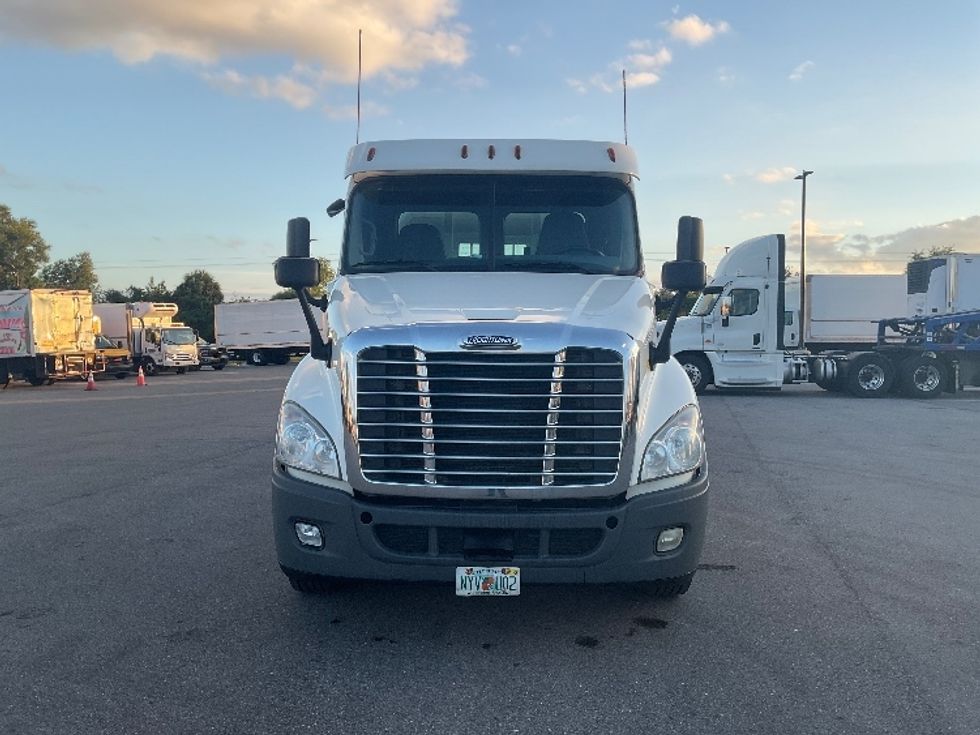 Day Cab Tractor-Heavy Duty Tractors-Freightliner-2019-Cascadia 12564ST-Tampa-FL-349,235\n\t\tmiles-$ 38,250 - Image 2